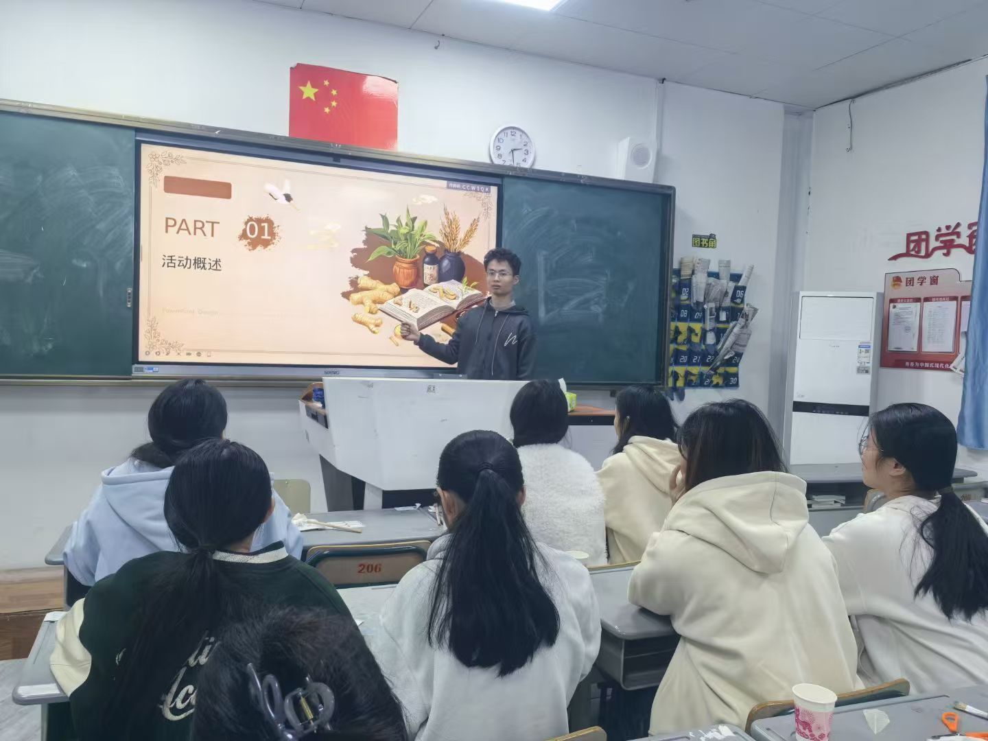 瀚语文学社举办“叶韵诗心,中药与文学创意标签制作”活动